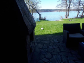 Dom nad jeziorem z linią brzegową in Pluski